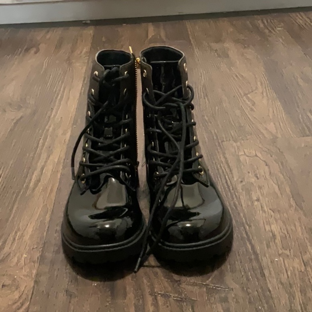 NWOT Michael Kors Women’s Alistair Lace-Up Lug Sole Combat Booties Size 6M